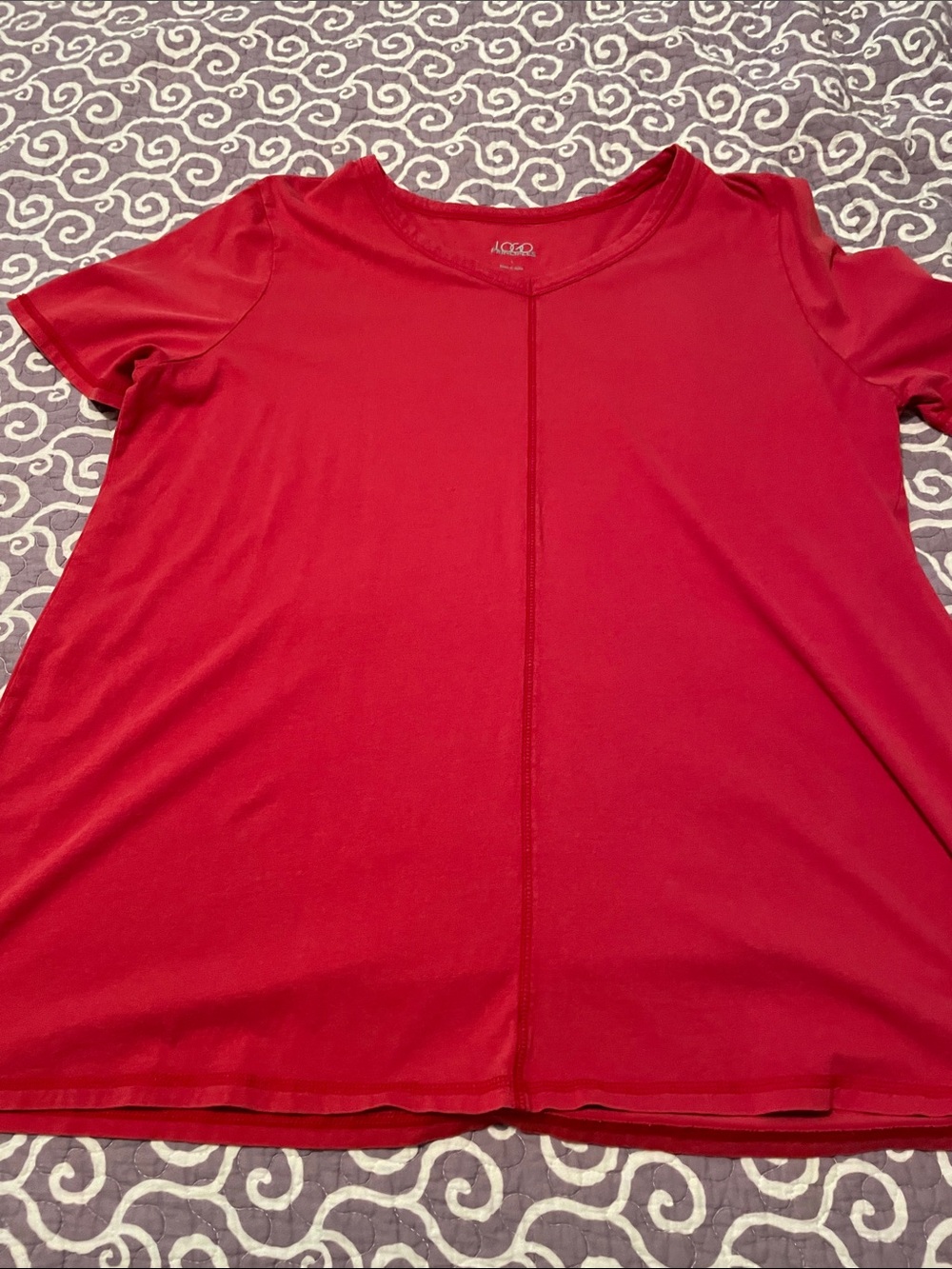 LOGO by Lori Goldstein Red Short Sleeve V-Neck Top with Center Seam